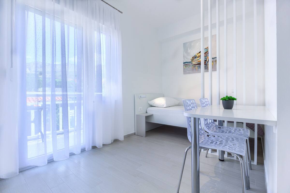Basic Studio, Mountain View | In-room safe, soundproofing, iron/ironing board (on request)