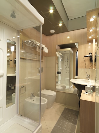 Dusche, Hydromassagedusche, Haartrockner, Bidet. Empoli Hotel