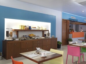 Free daily buffet breakfast