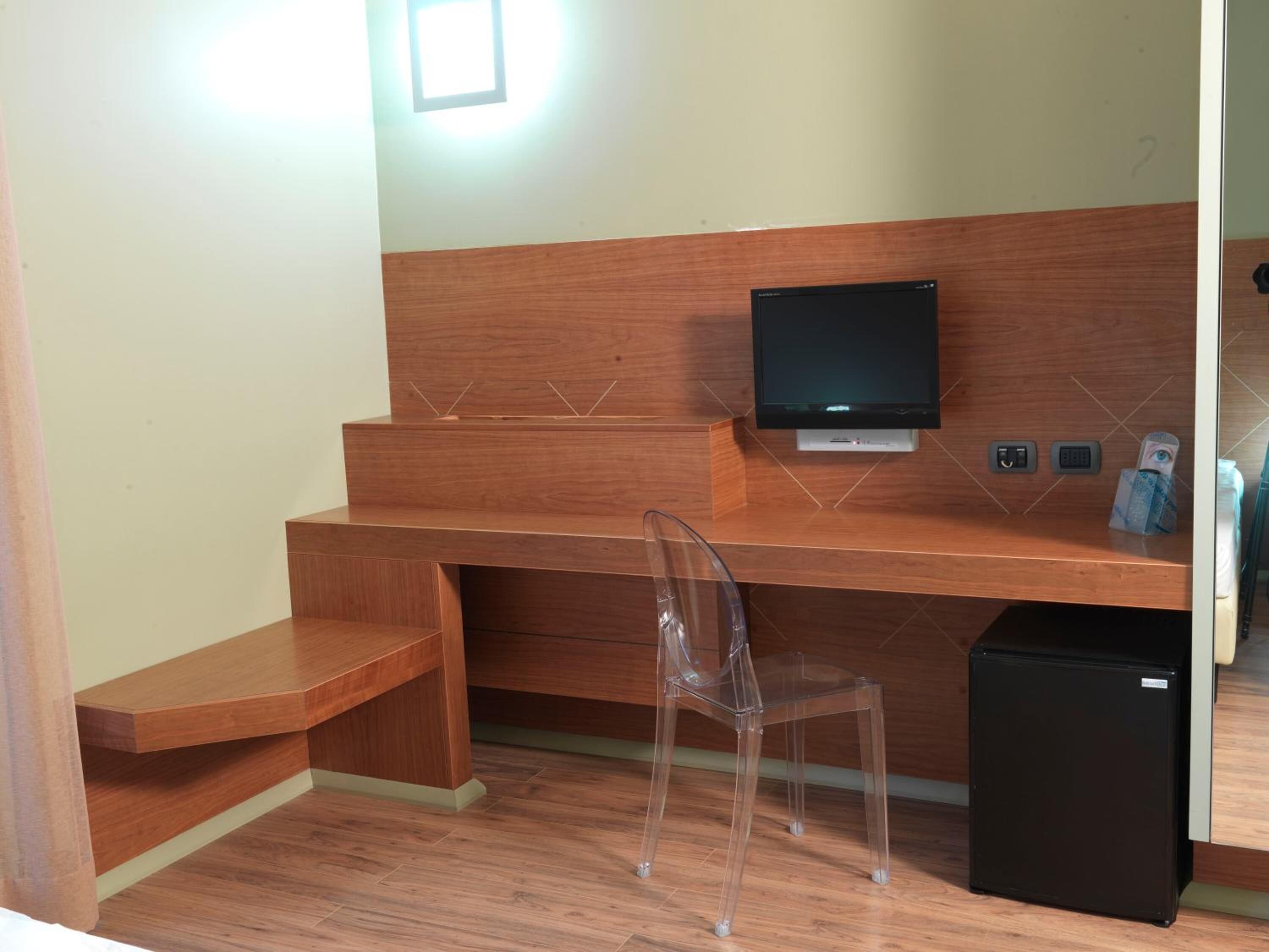 down duvets, memory-foam beds, in-room safe, desk