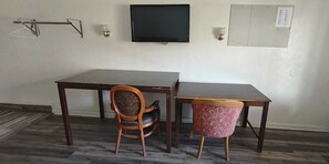 Chambre, 2 grands lits, non-fumeur | Bureau, fer et planche à repasser, accès au Wi-Fi (inclus)