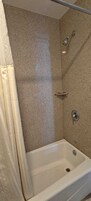 Quarto, 2 camas Queen, para não fumantes | Banheiro | Produtos de toalete grátis, toalhas de banho