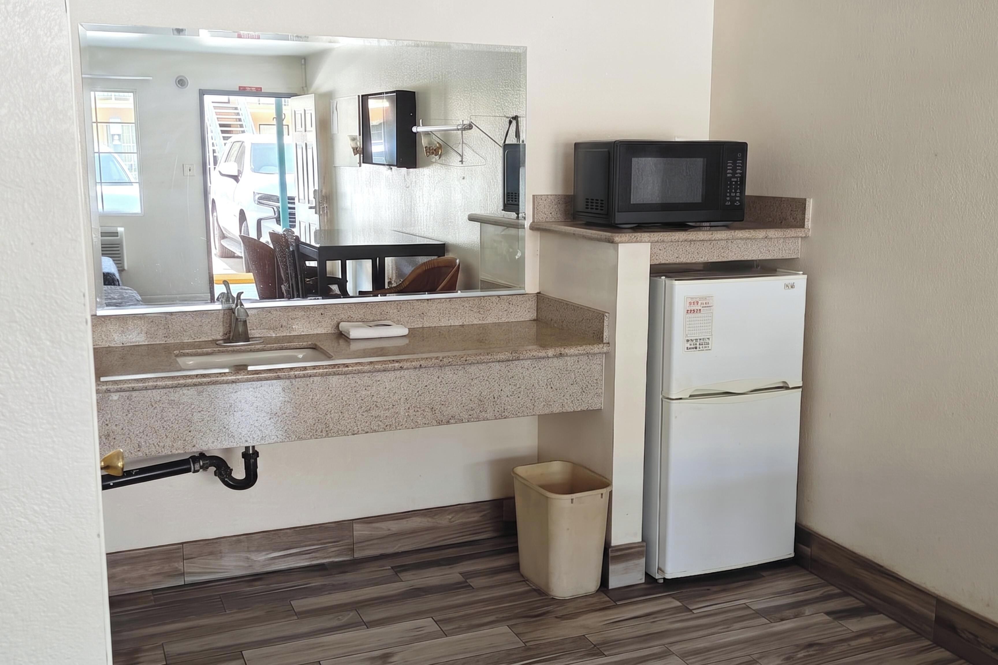 Room, 1 King Bed, Non Smoking | Desk, iron/ironing board (on request), free WiFi, alarm clocks