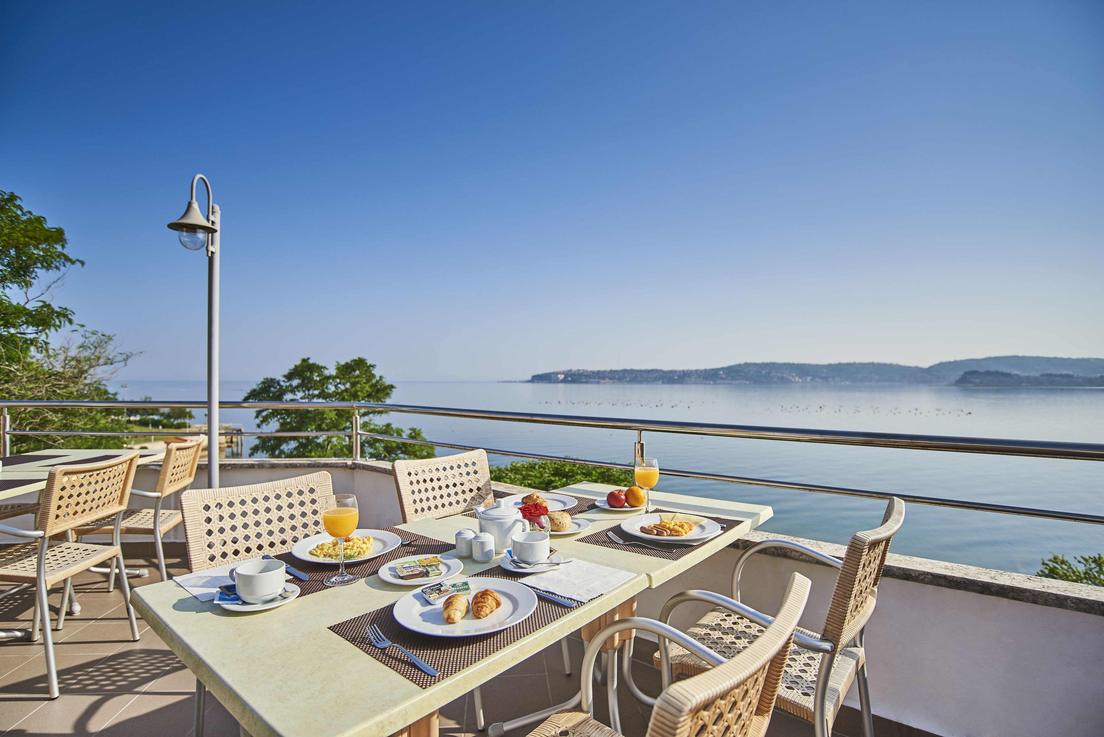 Petit déjeuner et dîner servis sur place