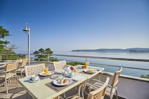 Petit déjeuner et dîner servis sur place