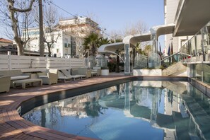 Outdoor pool, pool umbrellas, pool loungers - Best Western Maison B Hotel (Rimini)