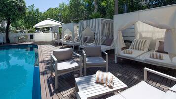 Piscina all'aperto, ombrelloni da piscina, lettini