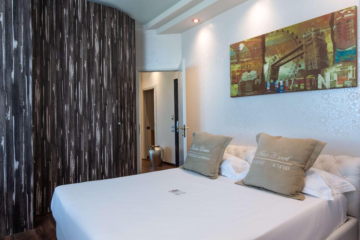 1 bedroom, premium bedding, minibar, in-room safe