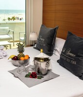 Suite Junior, 1 letto king, idromassaggio, vista mare | 1 camera, biancheria da letto di alta qualità, minibar