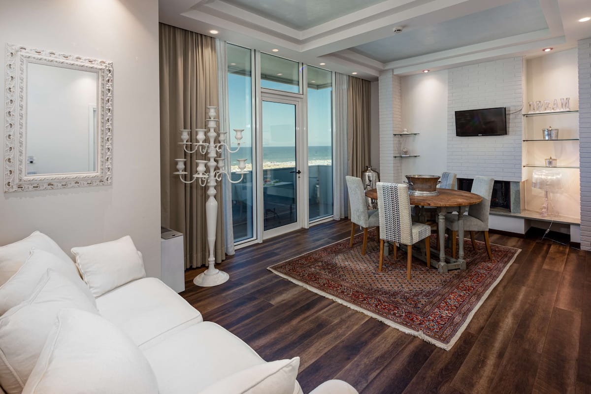 Departamento estándar, varias camas, hidromasaje, vista al mar (Penthouse;with Sofabed) | Área de sala de estar | Televisión de pantalla plana