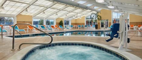 Innenpool, geöffnet von 10:00 Uhr bis 22:00 Uhr, Liegestühle