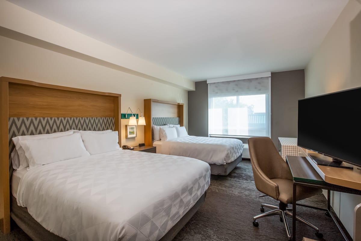 1 bedroom, down duvets, desk, laptop workspace