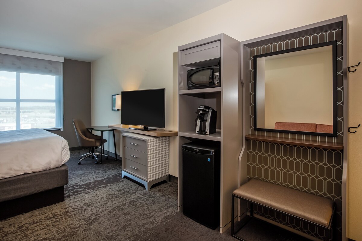 Premium Room, 1 King Bed with Sofa bed | Down comforters, desk, laptop workspace, blackout drapes