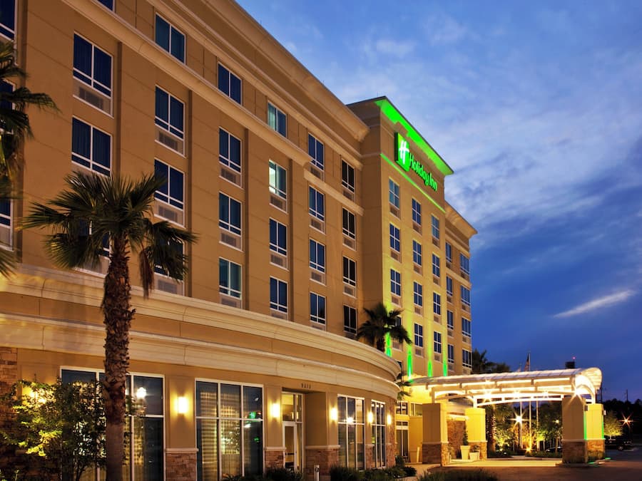 A multi-story hotel with a prominent green sign indicating it is a Holiday Inn.