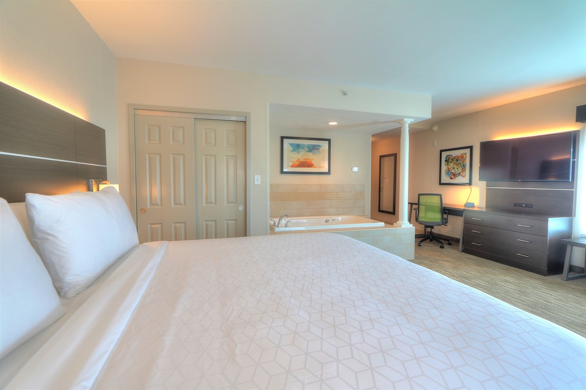 Standard Room, 1 King Bed, Jetted Tub | In-room safe, desk, laptop workspace, blackout drapes