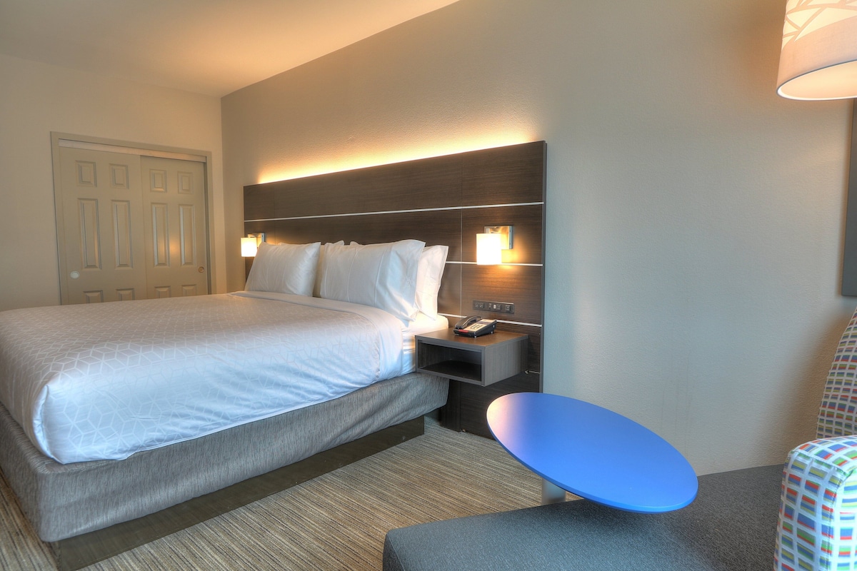 Standard Room, 1 King Bed | In-room safe, desk, laptop workspace, blackout drapes