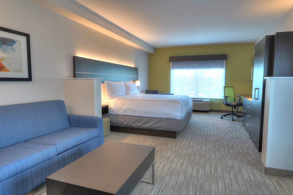 In-room safe, desk, laptop workspace, blackout drapes