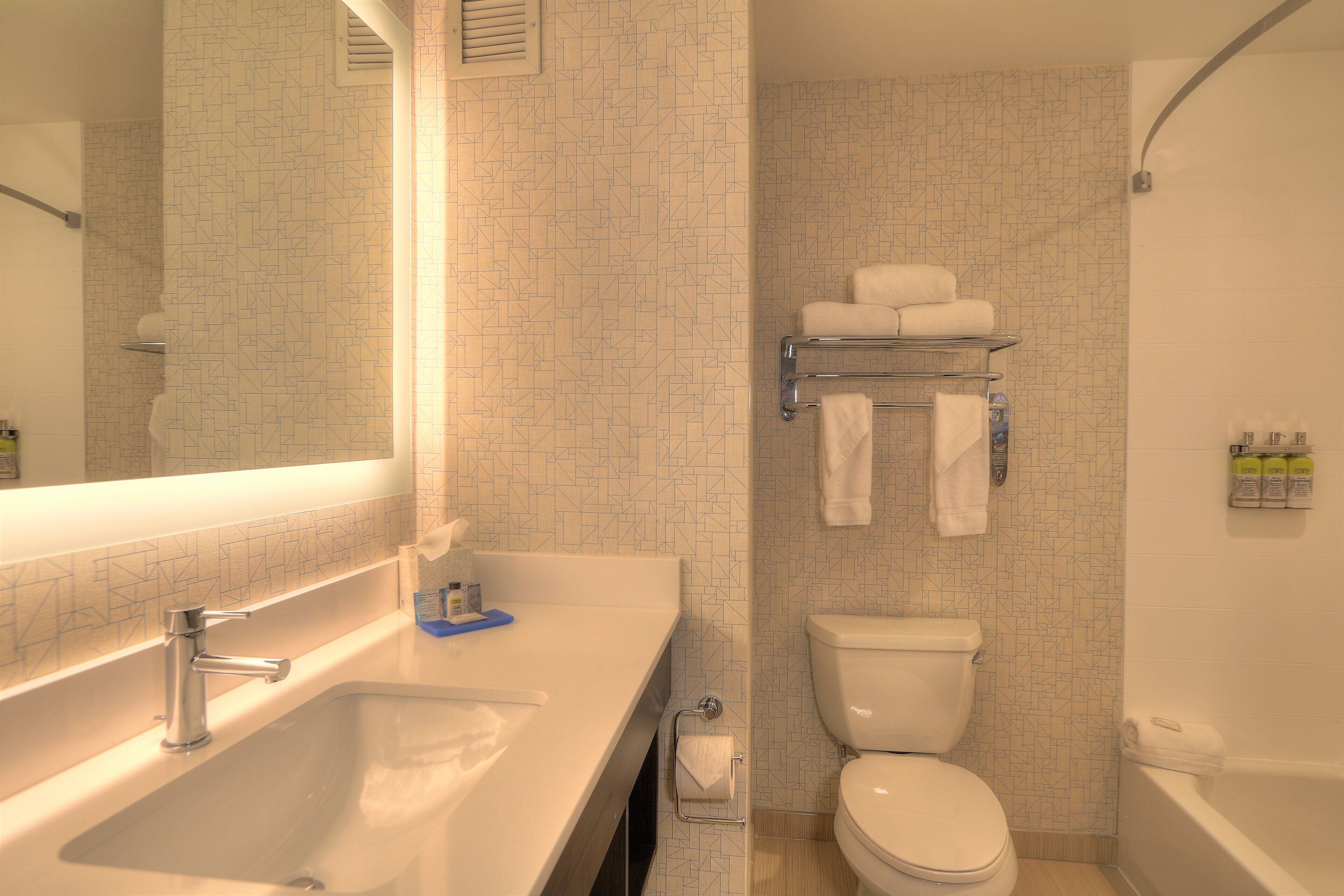 Ein Badezimmer mit Waschbecken, Toilette und Handtuchhalter.