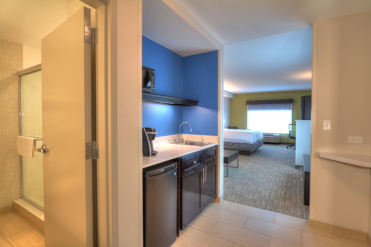 in-room safe, desk, laptop workspace, blackout curtains