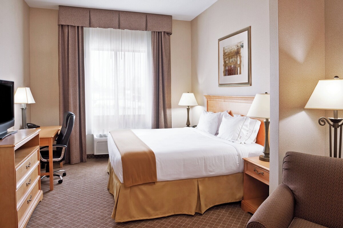 Suite, 1 King Bed | In-room safe, desk, laptop workspace, iron/ironing board