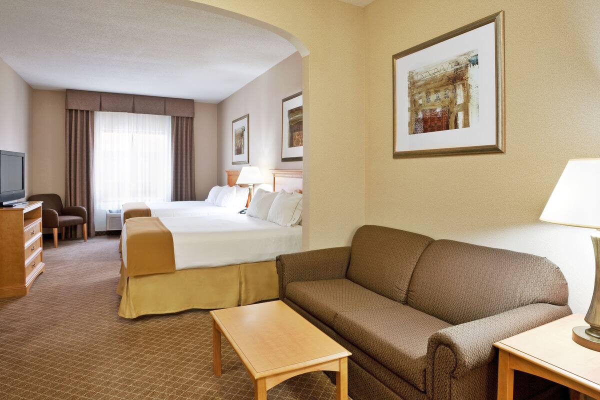 Suite, 2 Tempat Tidur Queen | Brankas, meja kerja, ruang kerja ramah laptop, dan setrika/meja setrika