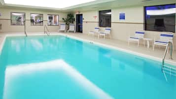 Indoor pool, sun loungers