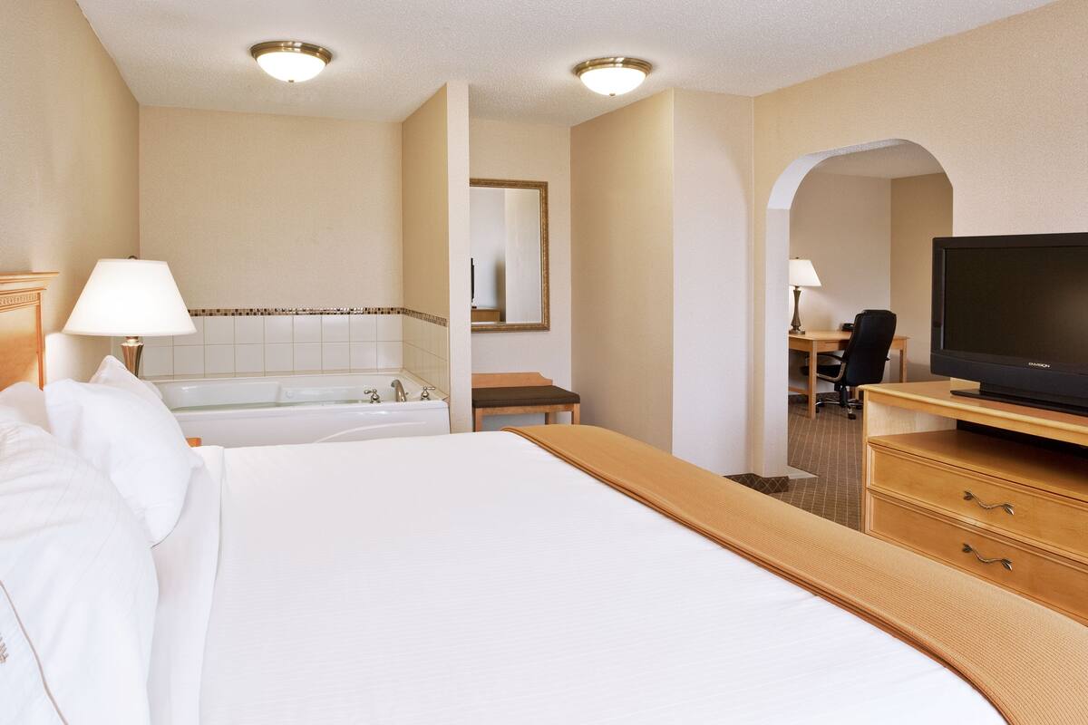 Suite, 1 Tempat Tidur King, jet tub | Brankas, meja kerja, ruang kerja ramah laptop, dan setrika/meja setrika