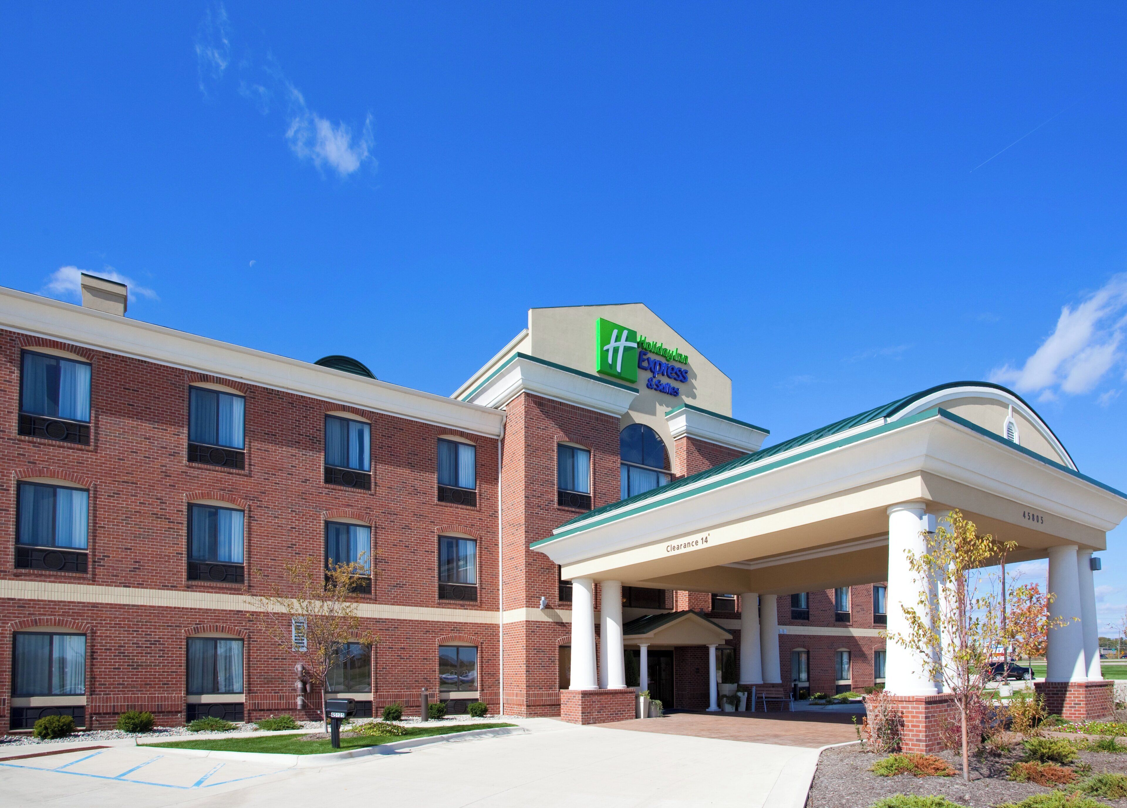 Ein Backsteinhaus mit einem großen Schild für Holiday Inn Express & Suites.
