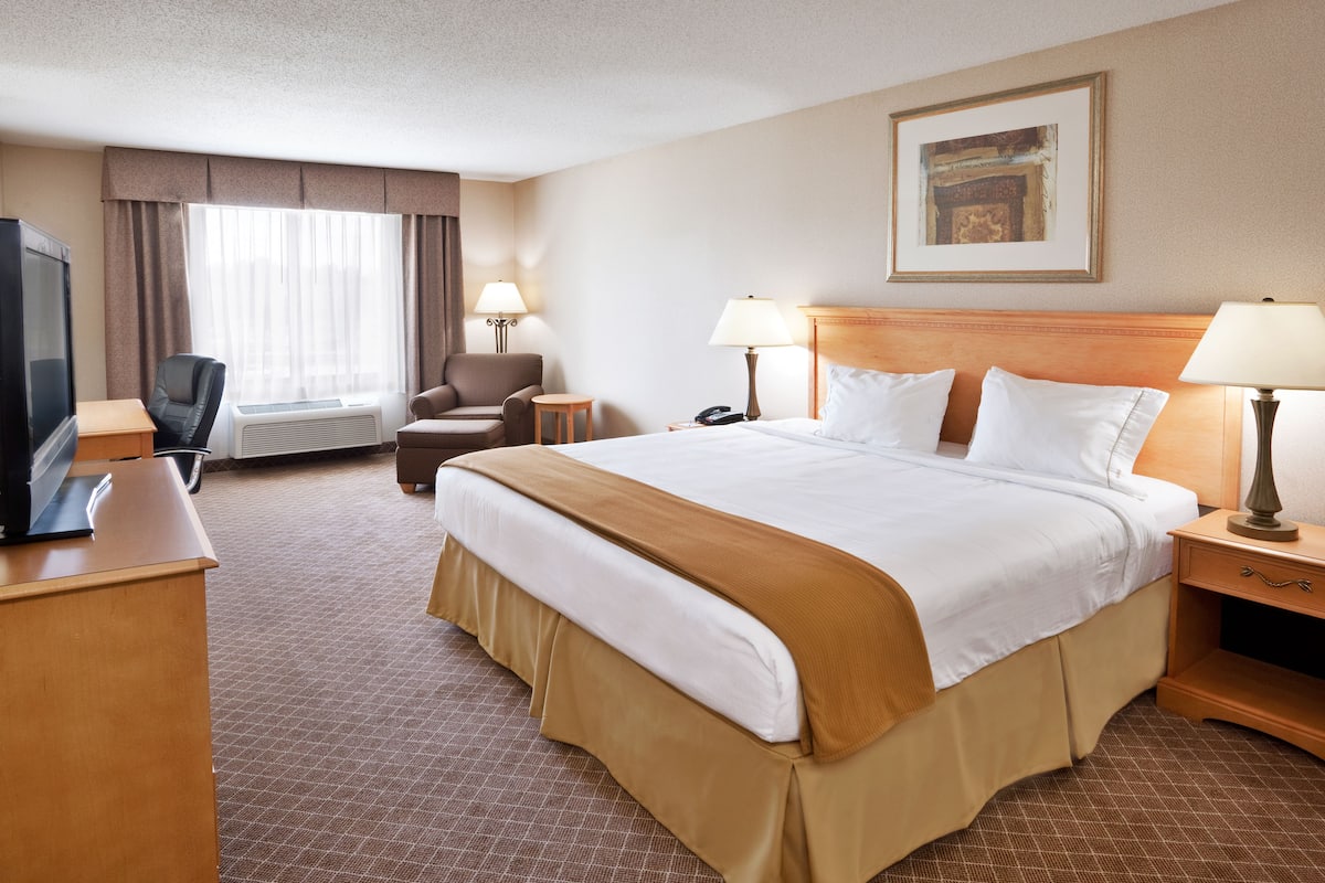 In-room safe, desk, laptop workspace, iron/ironing board