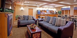 بوفيه فطور مجانًا يوميًا