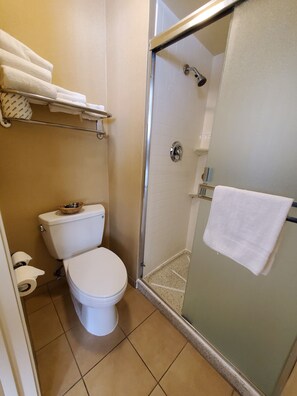 Standard Room, 1 Queen Bed | Bathroom | Free toiletries, hair dryer, towels, soap - Royal Pacific Motor Inn (San Francisco)