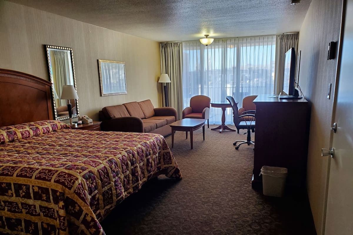 Laptop workspace, blackout drapes, free cribs/infant beds, free WiFi