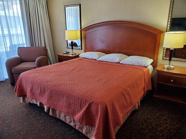 Espacio para trabajar con laptop, cortinas blackout y cunas gratuitas 