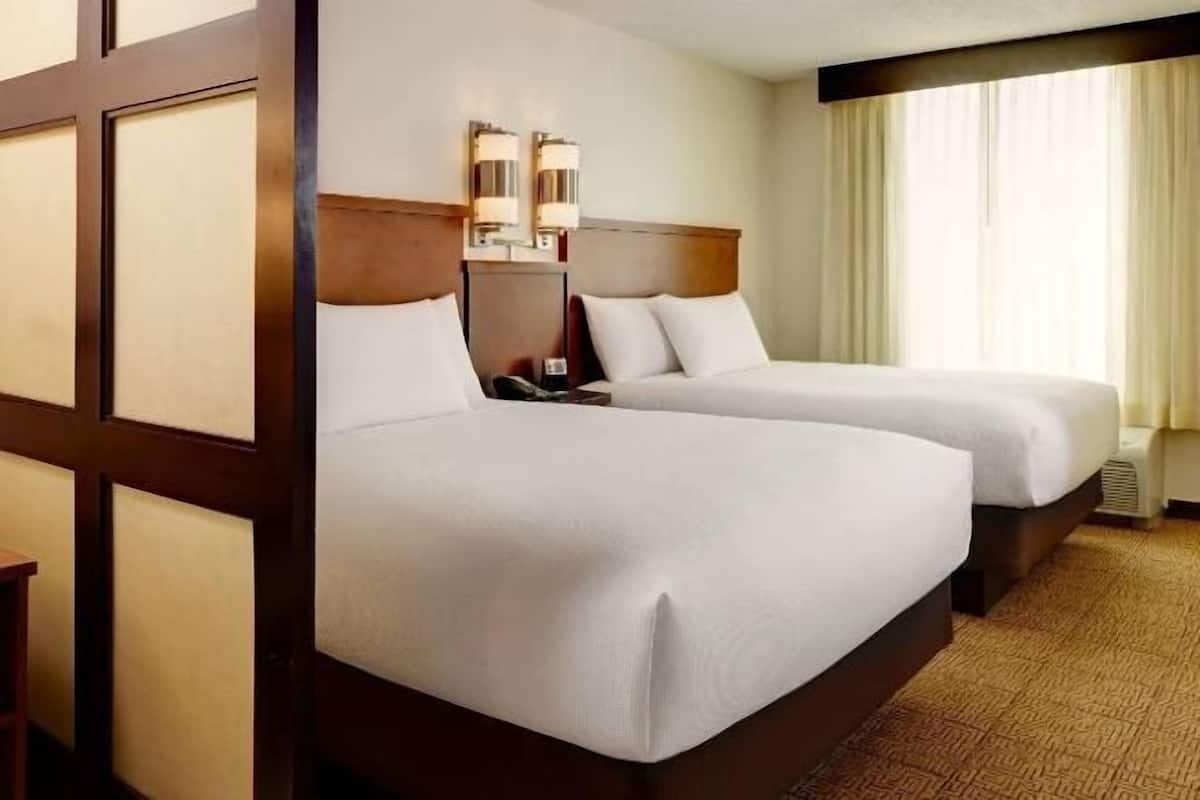 Escritorio, cortinas blackout y tabla de planchar con plancha