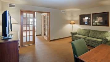 套房, 1 張特大雙人床, 非吸煙房 (One-Bedroom, River View) | 書桌、遮光窗簾/窗簾、隔音、熨斗/熨衫板