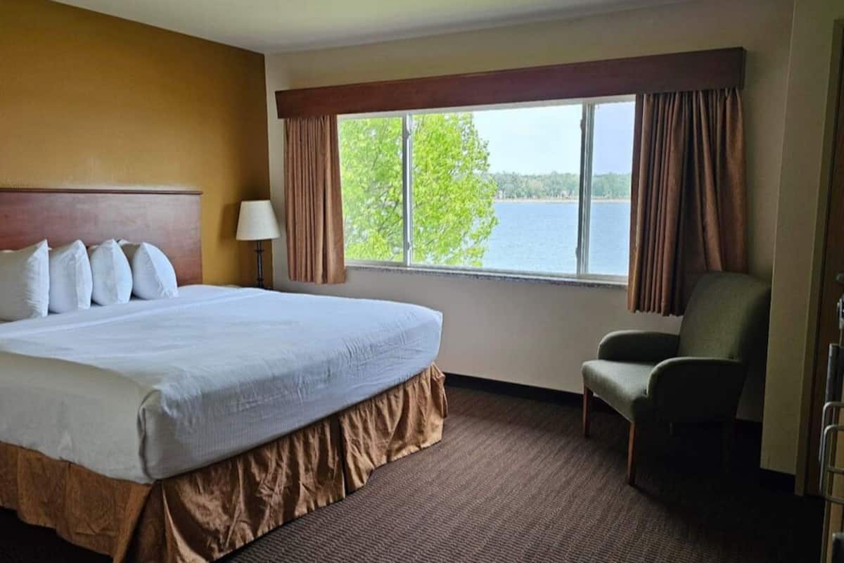 suite, 1 king bed, non smoking (one-bedroom, river view) | desk, blackout curtains, soundproofing, iron/ironing board