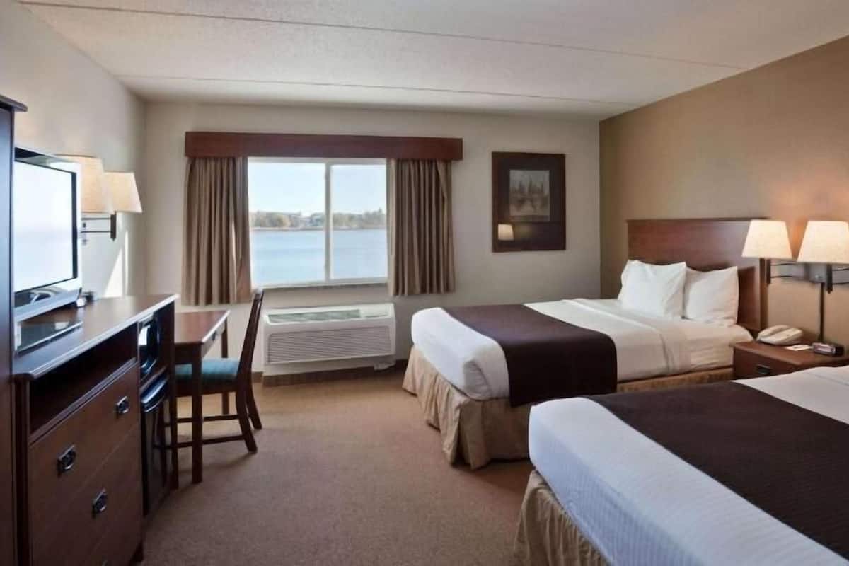 Skrivbord, mörkläggningsgardiner, ljudisolering och strykjärn/strykbräda