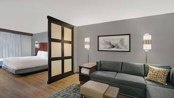 Escritorio, tabla de planchar con plancha, wifi gratis y ropa de cama