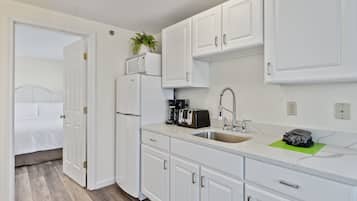 Süit (Suite, 1 Bedroom, Kitchenette, 1 King) | Özel mutfak | Buzdolabı, mikrodalga fırın, set üstü ocak, kahve/çay makinesi