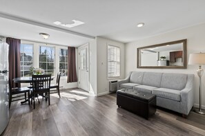 套房 (Suite, 1 Bedroom, Kitchenette, 1 King) | 起居區 | 平面電視