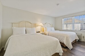 Suite (Suite, 1 Bedroom, Kitchenette, 1 King) | Individueel gemeubileerd, een strijkplank/strijkijzer, gratis wifi