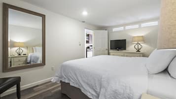 Suite, 1 Bedroom, Kitchenette, 1 King Bed OR 2 Queen Beds (Stairs Required) | Bathroom | Free toiletries, hair dryer, towels