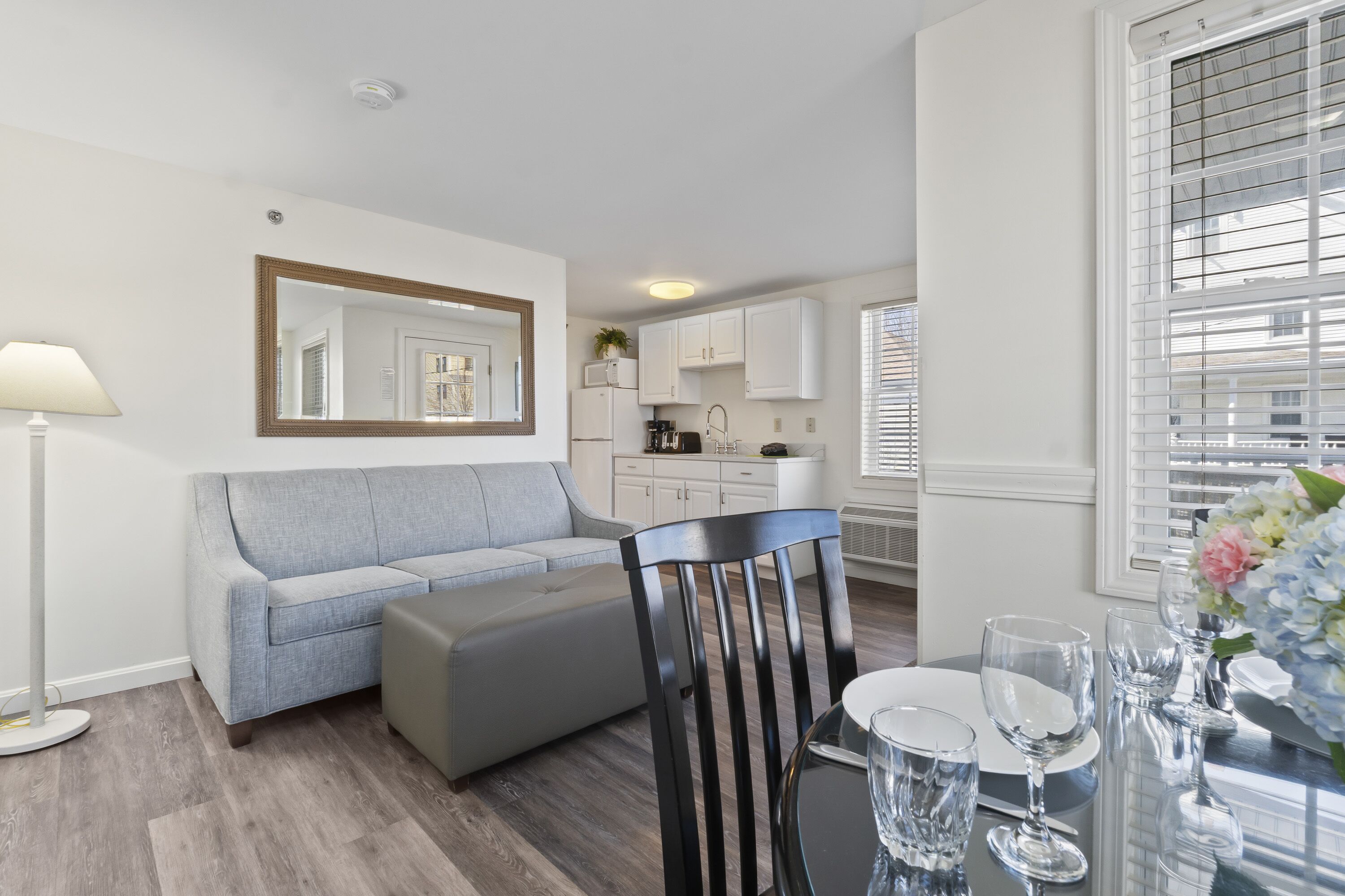 Sviitti (Suite, 1 Bedroom, Kitchenette, 1 King) | Oleskelualue | Taulutelevisio