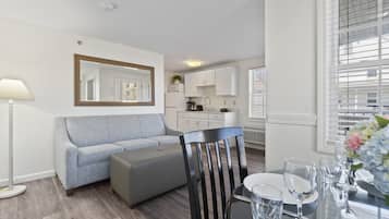 Sviitti (Suite, 1 Bedroom, Kitchenette, 1 King) | Oleskelualue | Taulutelevisio