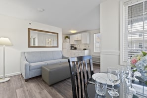 Suite (Suite, 1 Bedroom, Kitchenette, 1 King) | Wohnbereich | Flachbildfernseher