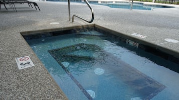 Bañera de hidromasaje al aire libre