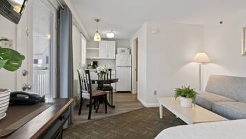 Studio, 1 Queen Bed, Kitchenette (Stairs Required)