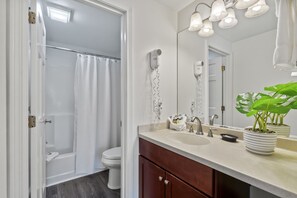 Suite, 1 Bedroom, Kitchenette, 1 King Bed OR 2 Queen Beds (Stairs Required) | Salle de bain | Articles de toilette (gratuits), séchoir à cheveux, serviettes fournies