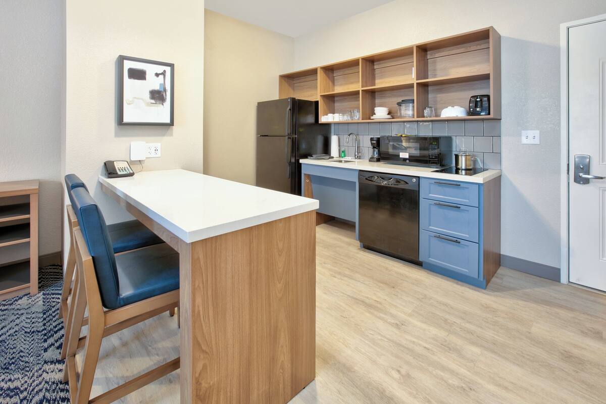 1 bedroom, desk, blackout curtains, soundproofing