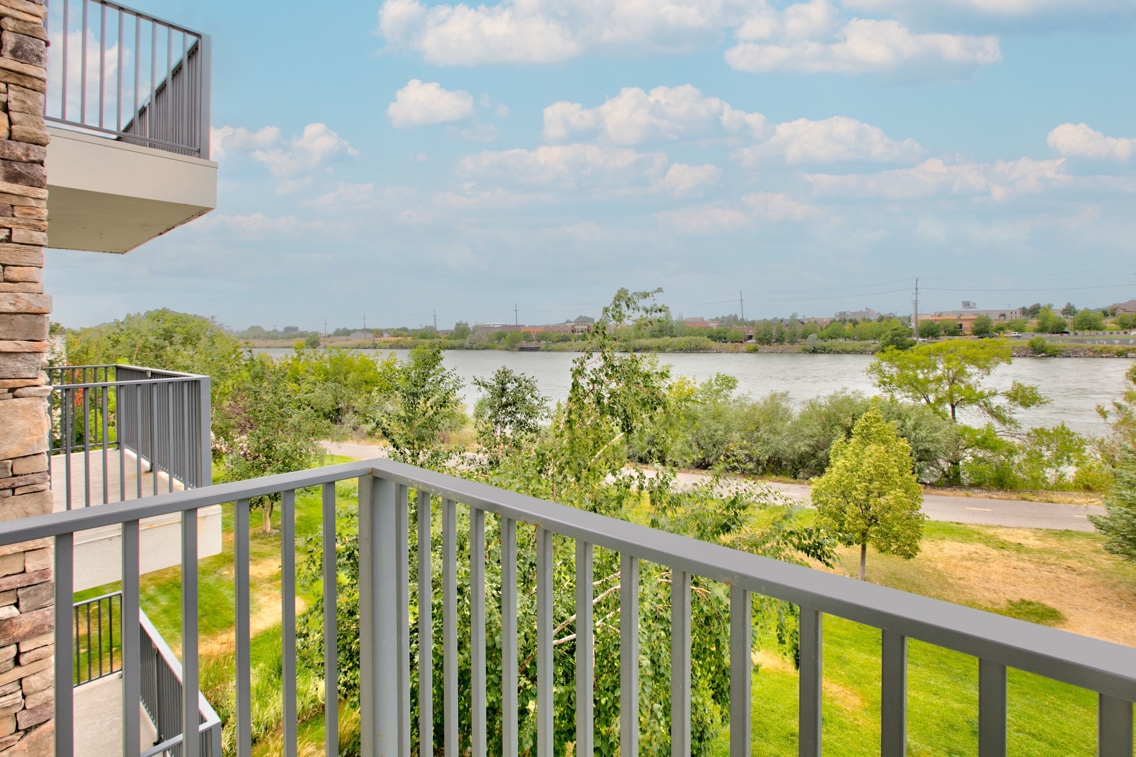 Työpöytä, pimennysverhot, äänieristys, silitysrauta/-lauta